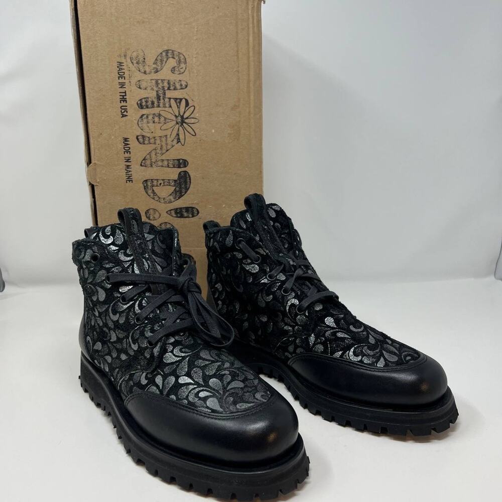 NIB Shind!gs Women's Black Combat Boots Chunky Vibram Sole Lug Tread   Sz. 9.5B